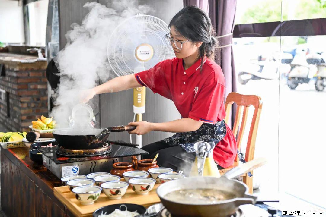 全网追的“扁担女孩”，找了一份暑假工，时薪12元 - 凭祥生活资讯 - 凭祥28生活网 pingxiang.28life.com